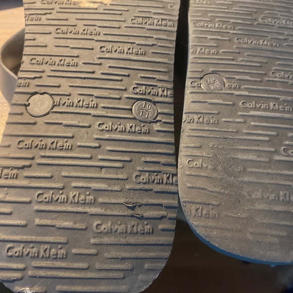 Calvin Klein Men’s Flip Flops - Picture 2 of 3